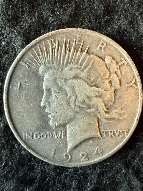 1924-P Peace Dollar Great 90% Silver Coin! Nice Details! SHIPS FREE! (2)