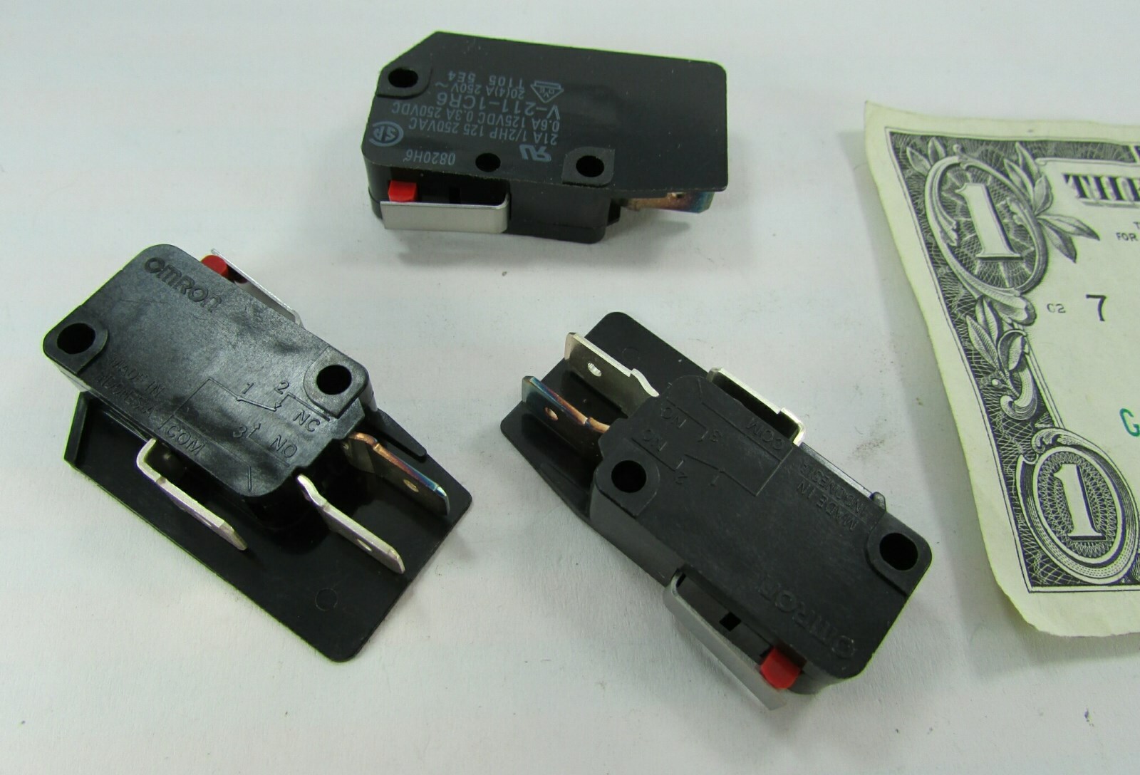 Lot 3 Omron Short Lever Shielded Barrier Micro Switches 21A/250VAC V-211-1CR6 DC