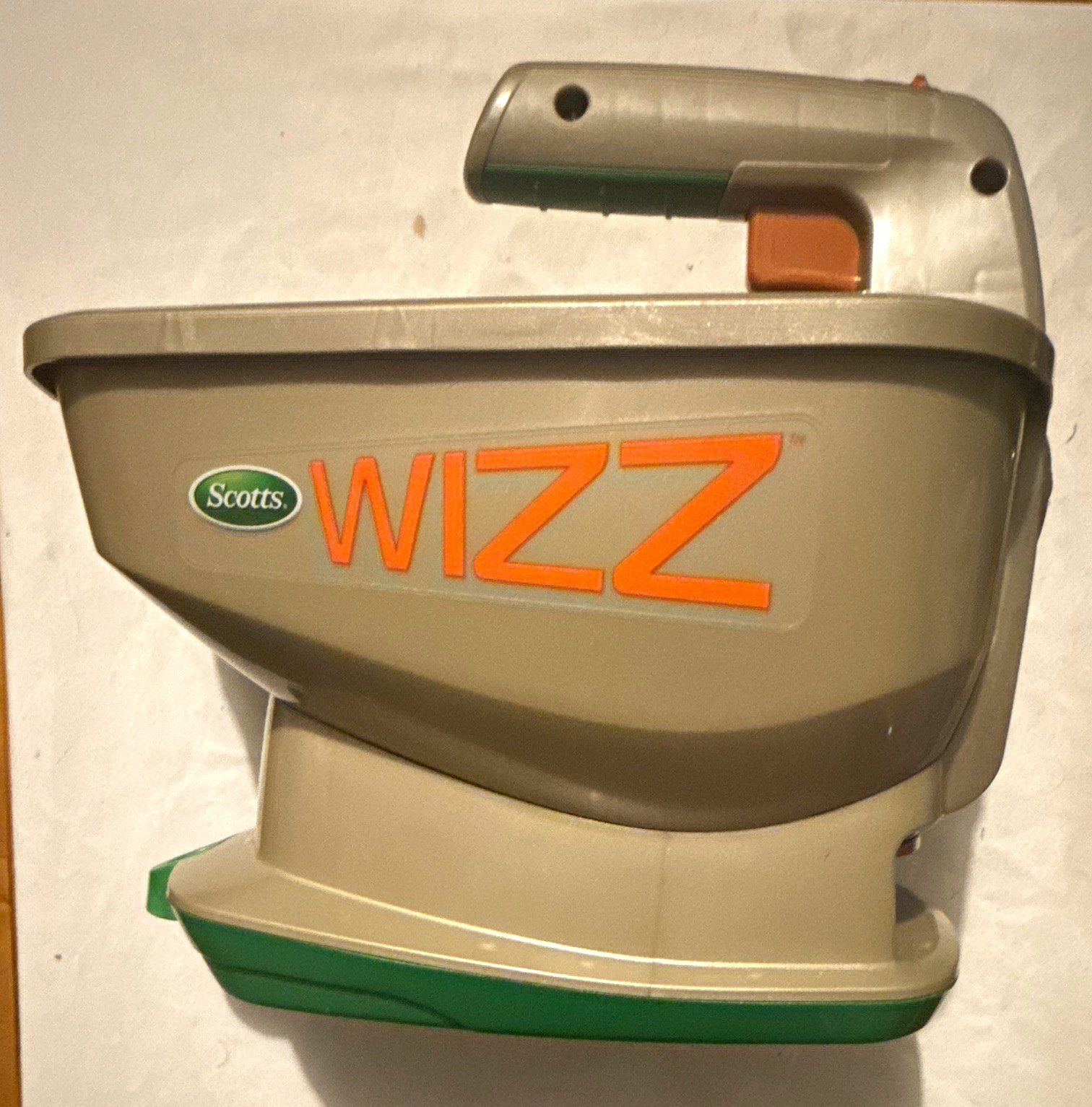 Scotts Wizz Handheld Spreader Adjustable Plastic, Gray/Green/Orange