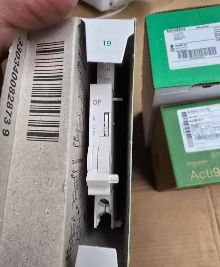 1PC NEW Schneider Crcuit breaker auxiliary contact A9N26924 OF 240-415V #YY