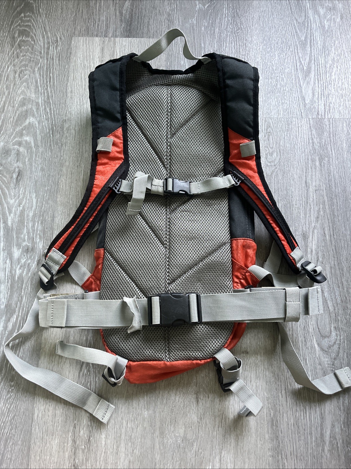 Bass Pro Shops XPS 2 L 68 Oz Rip-Stop Hydration Backpack + Bladder ORANGE BLACK