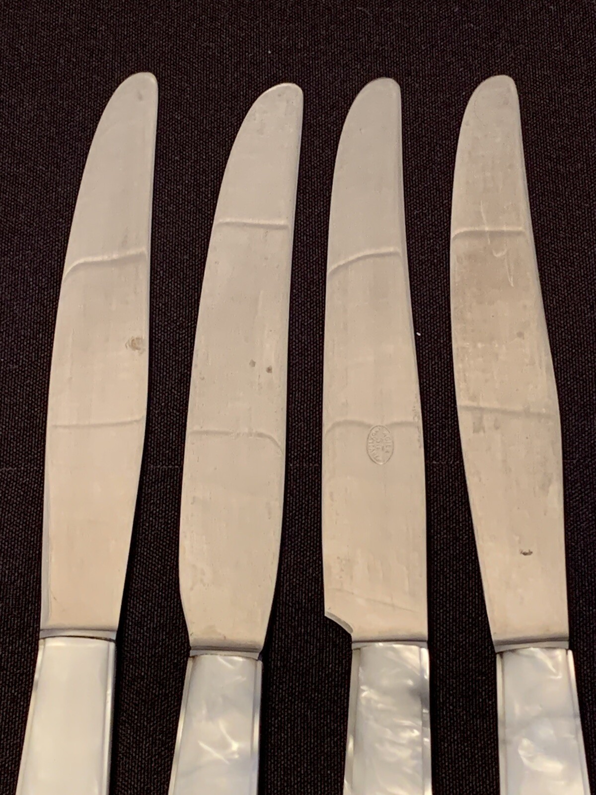 8 Vtg French PEARL Handle Dinner Knives 4 AS DE Trefle 4 ACIER Inoxydable Blades
