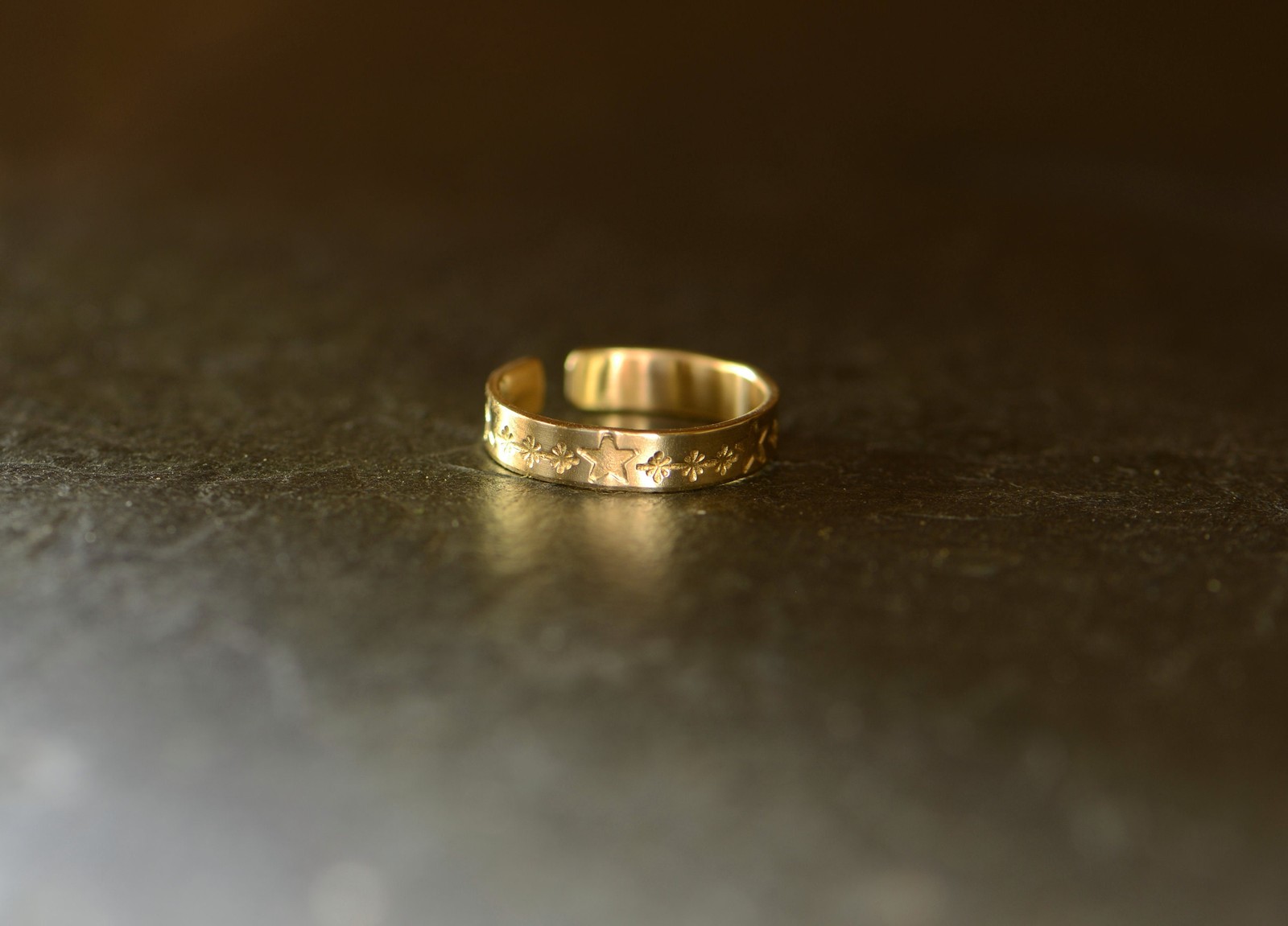 Dainty 14k Gold Toe Ring with Stars