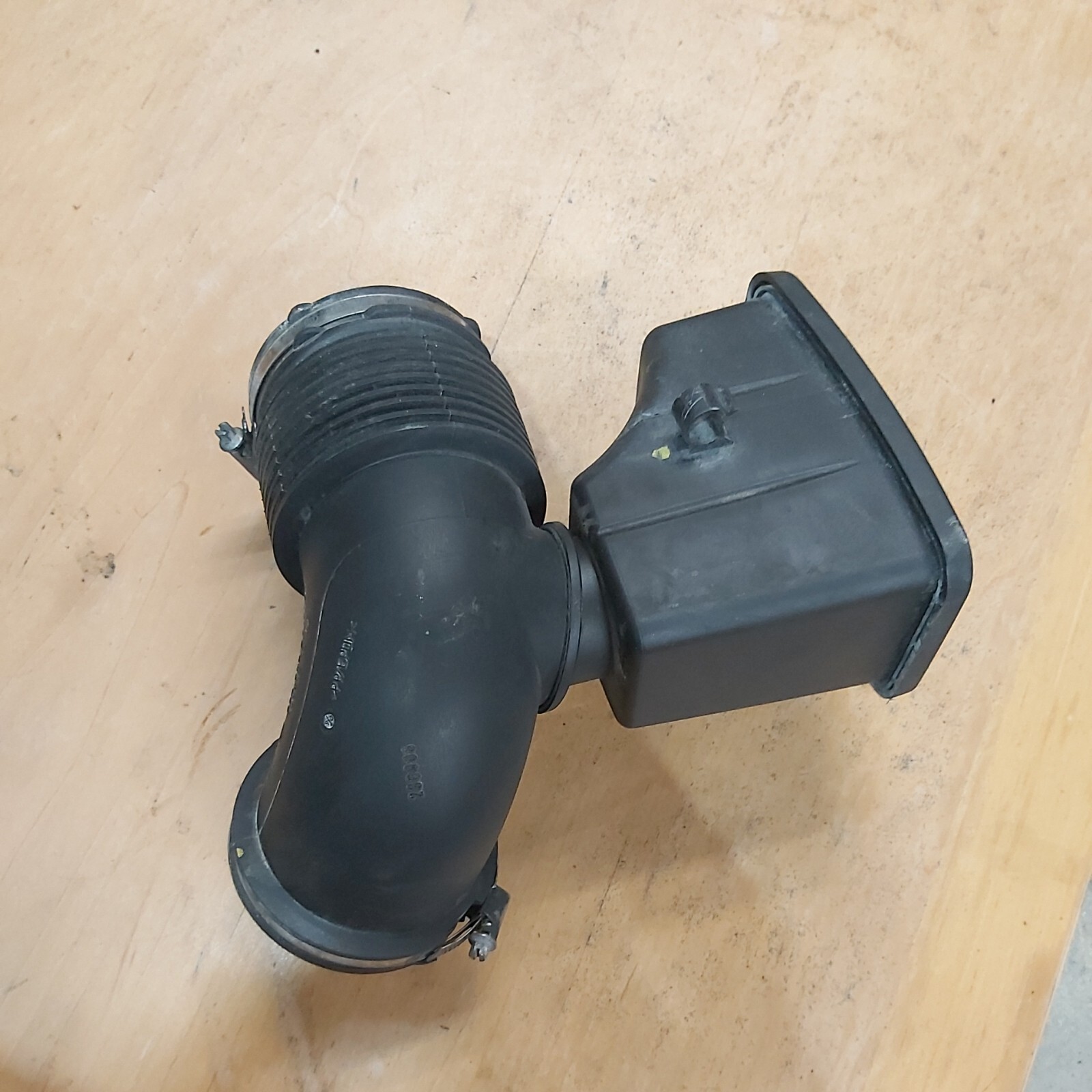 2007 Bmw 525i M sport petrol Air intake hose with part number 6620488