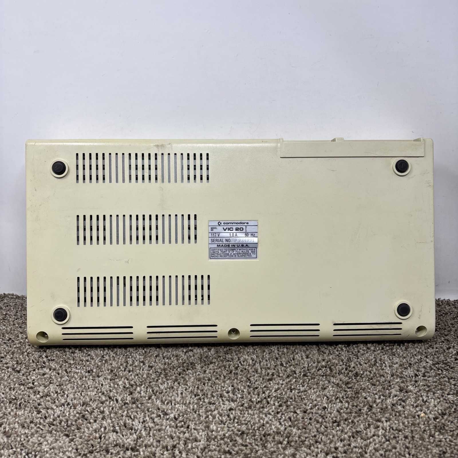 COMMODORE VIC-20 DIN COMPUTER ONLY TESTED AND WORKING READ