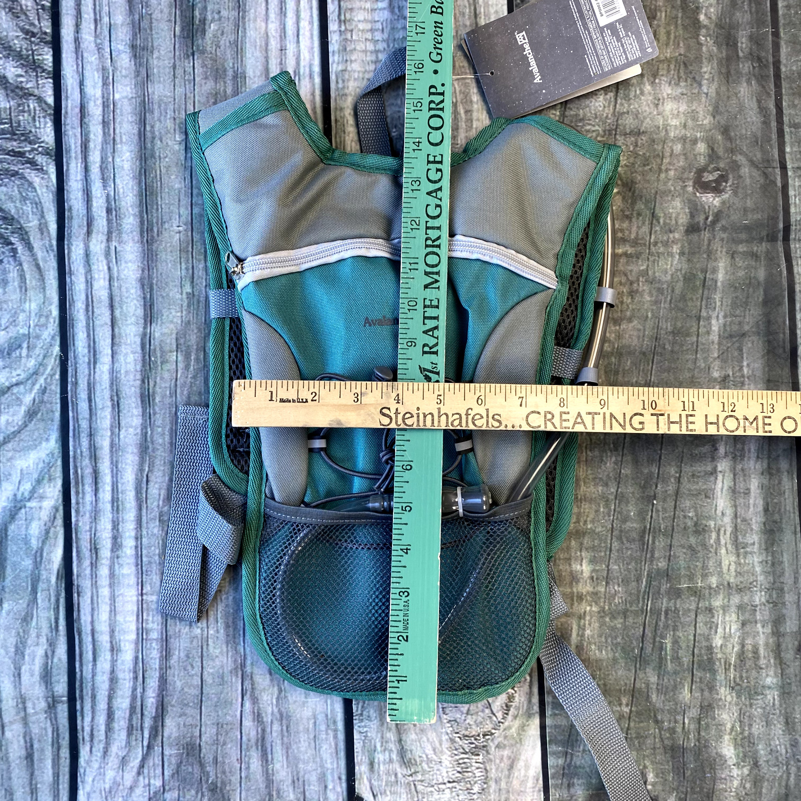 NWT Avalanche Explorer Hydration Backpack Bag Green 34oz Light Weight Hiking