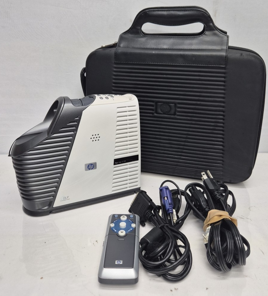 HP MP3135 Projector. 532 Lamp Hours w/Bag/Power Cord/VGA Cord/Remote.