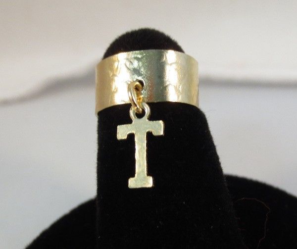 14KT GOLD EP  DANGLE INITIAL T TOE RING IN A HAMMERED RING
