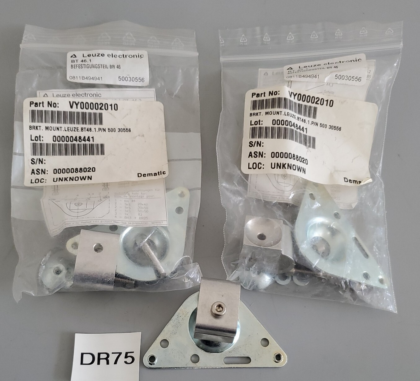 *NEW IN BAG* LOT OF 2 Leuze Electronic BT 46.1 Mounting Brackets + Warranty!