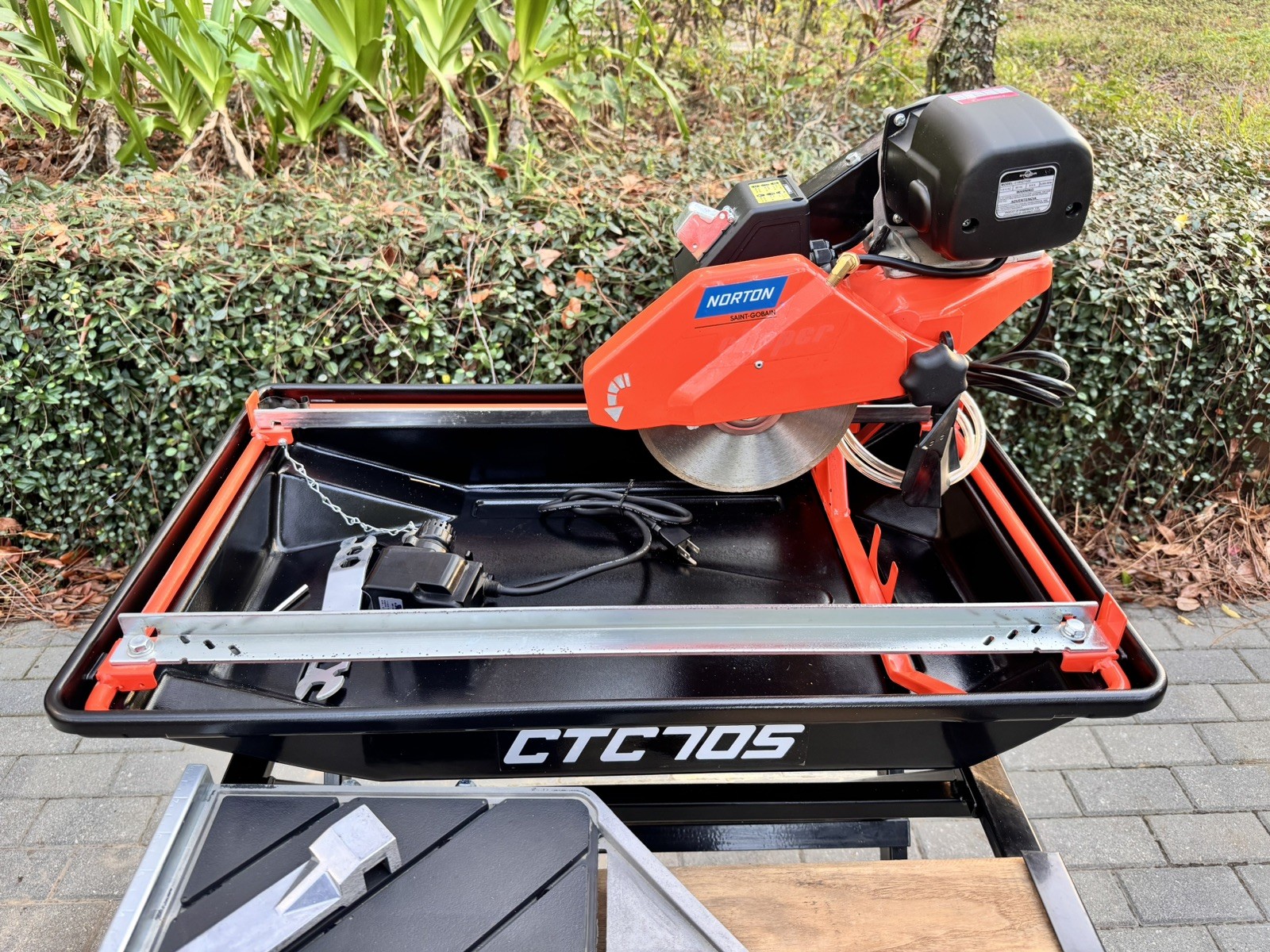 Norton Clipper CTC705 7" Tile Saw with Premium Stand
