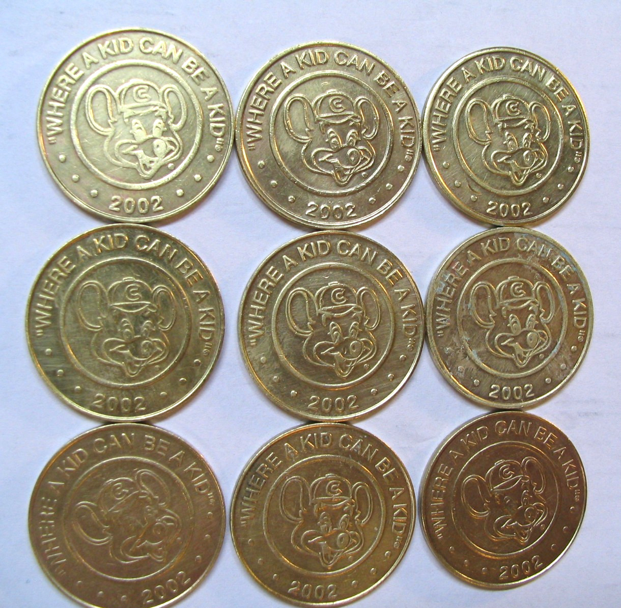 1 - 2002 CHUCK E CHEESE PIZZA ARCADE GAME BRASS COIN TOKEN - RARE COLLECTABLE