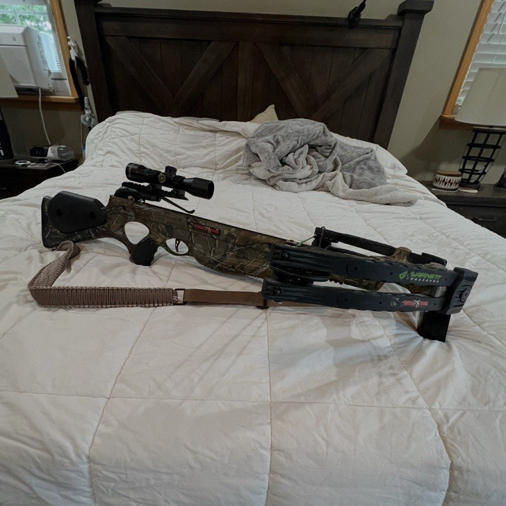 Barnett Predator Crossbow Camo w/ 4x32 Scope, Sling & 2 Bolts - Good Condition