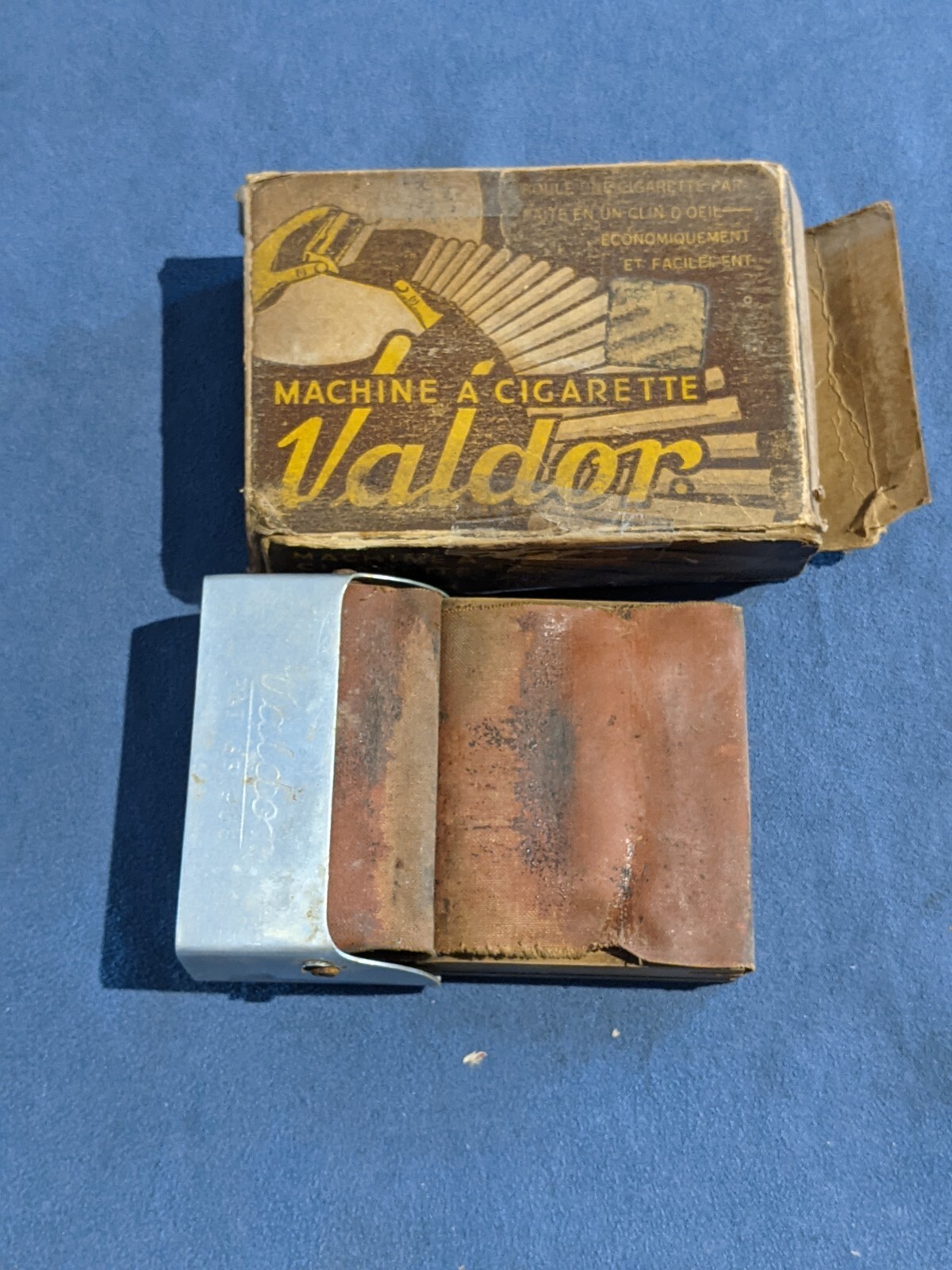 Vintage Valdor Cigarette Machine  (Terrebonne, Quebec) (PL17)