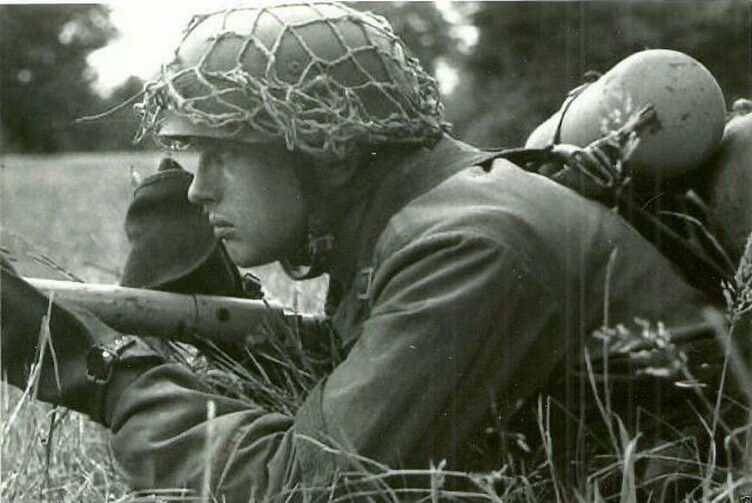 WW2 WWII Photo German  Fallschirmjäger with Flamethrower  World War Two 2719