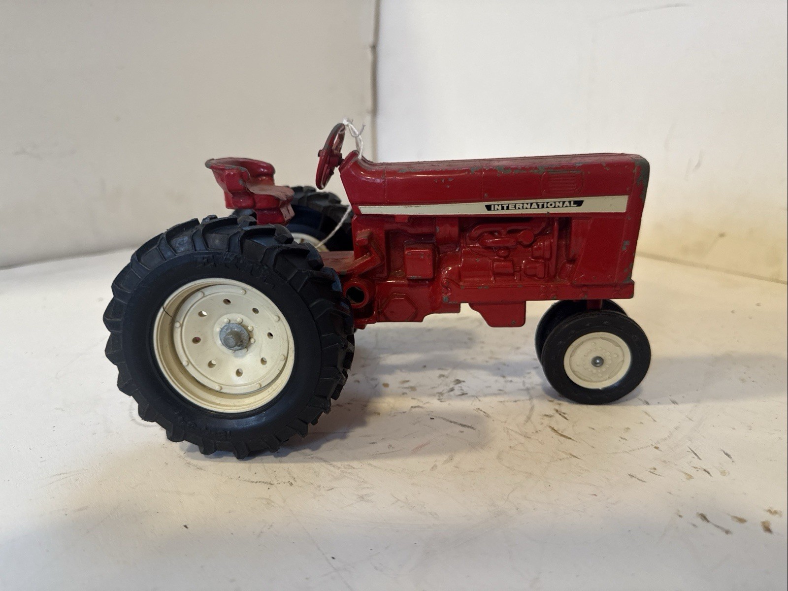 ERTL 1/16 International Tractor  (27)