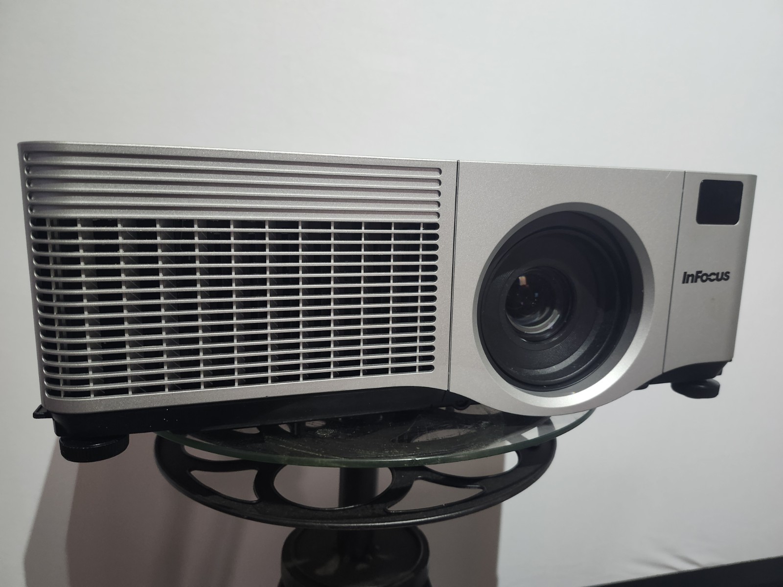 Infocus IN5104 LCD Home Cinema Projector HDMI  With Remote, no cords