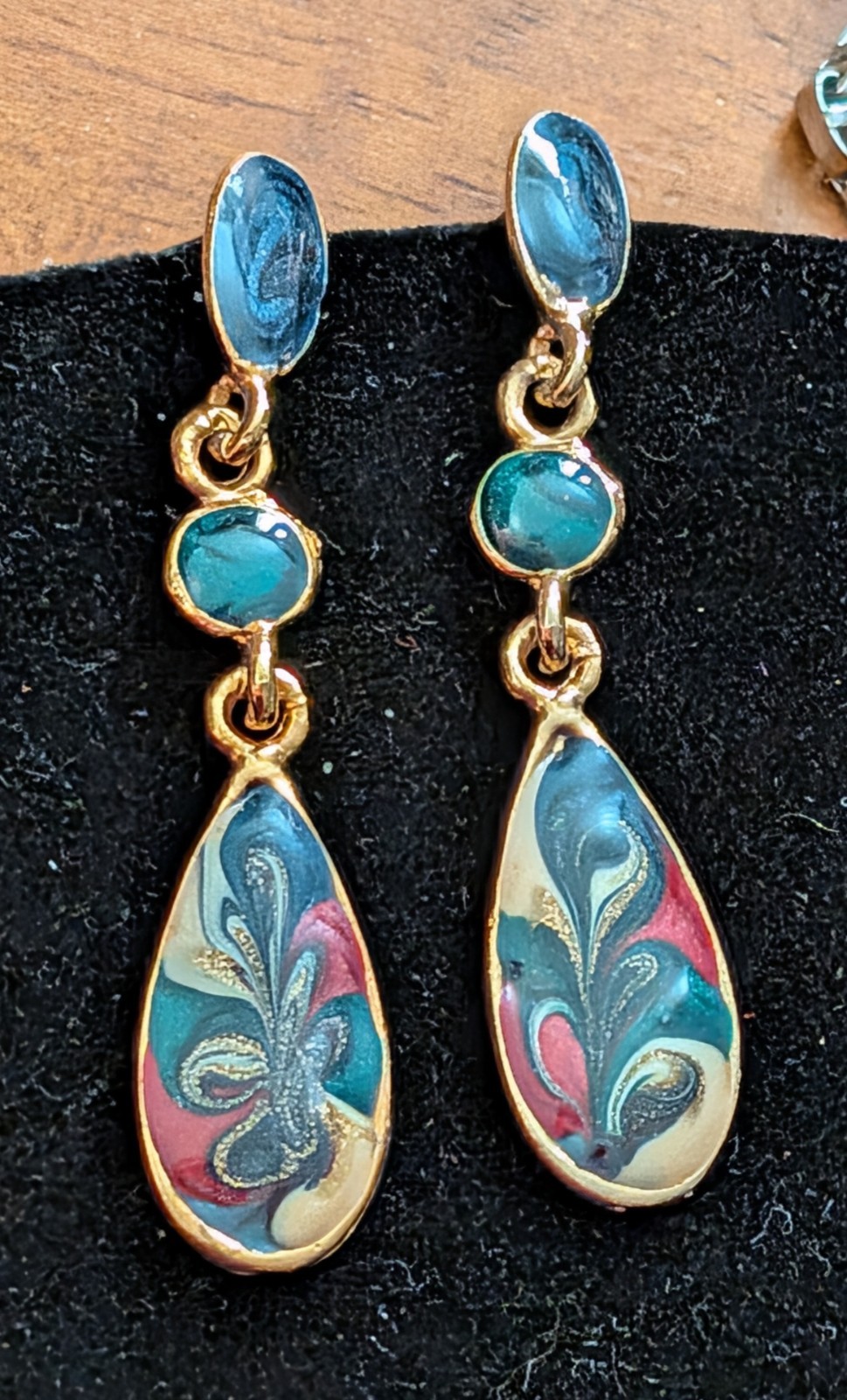 (MADE IN USA) BEAUTIFUL Vintage Goldtone Base Enamel Dangle Post Earrings