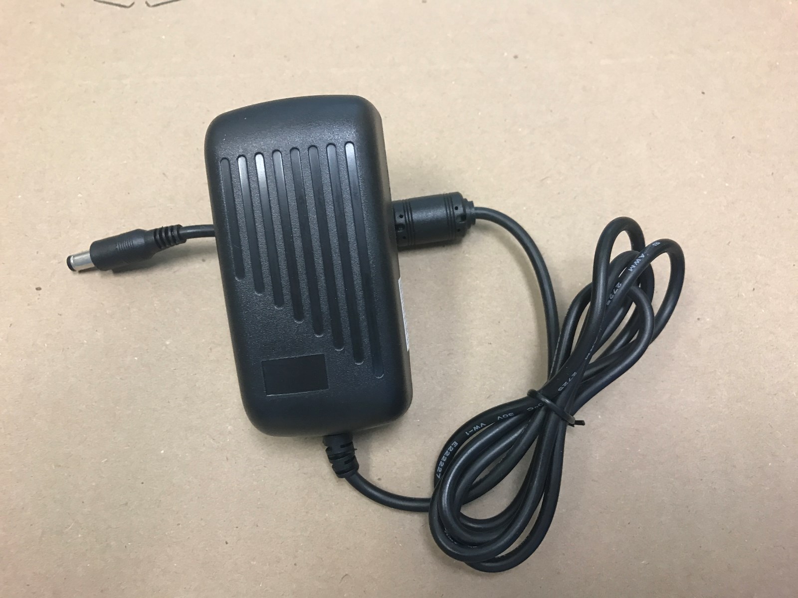 WT1202000 AC ADAPTER 100/240V 12v 2A - NEW