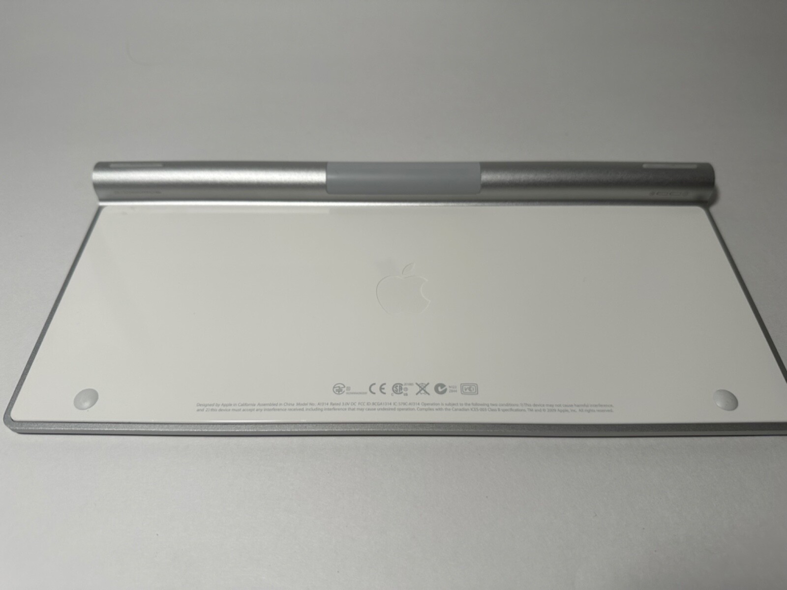 Apple A1314 Wireless Keyboard MC184LL/A (2 AA Batteries) w/Original Box