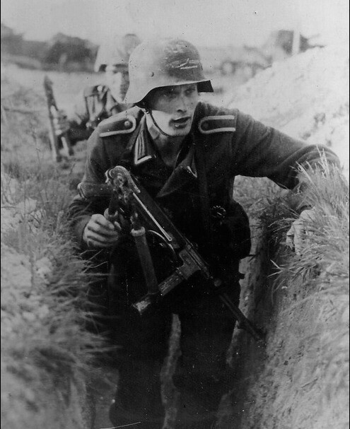 WW2 WWII Photo German Soldier in Trench with MP40   World War Two / 2692