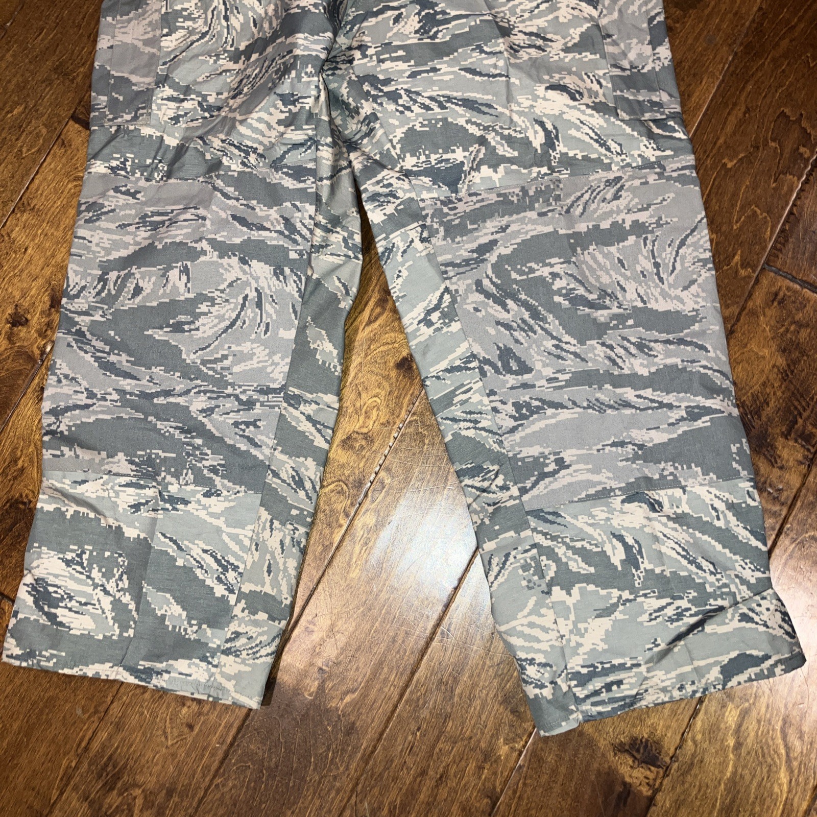 US Air Force digital camo Gore-Tex pants size XL measure 43 x 31￼
