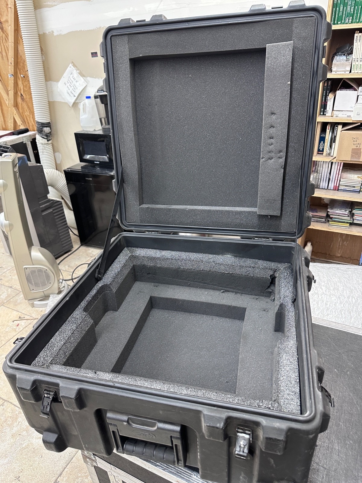 SKB Molded Case w/Wheels to Fit Mackie 1604VLZ Pro Mixer or Similar