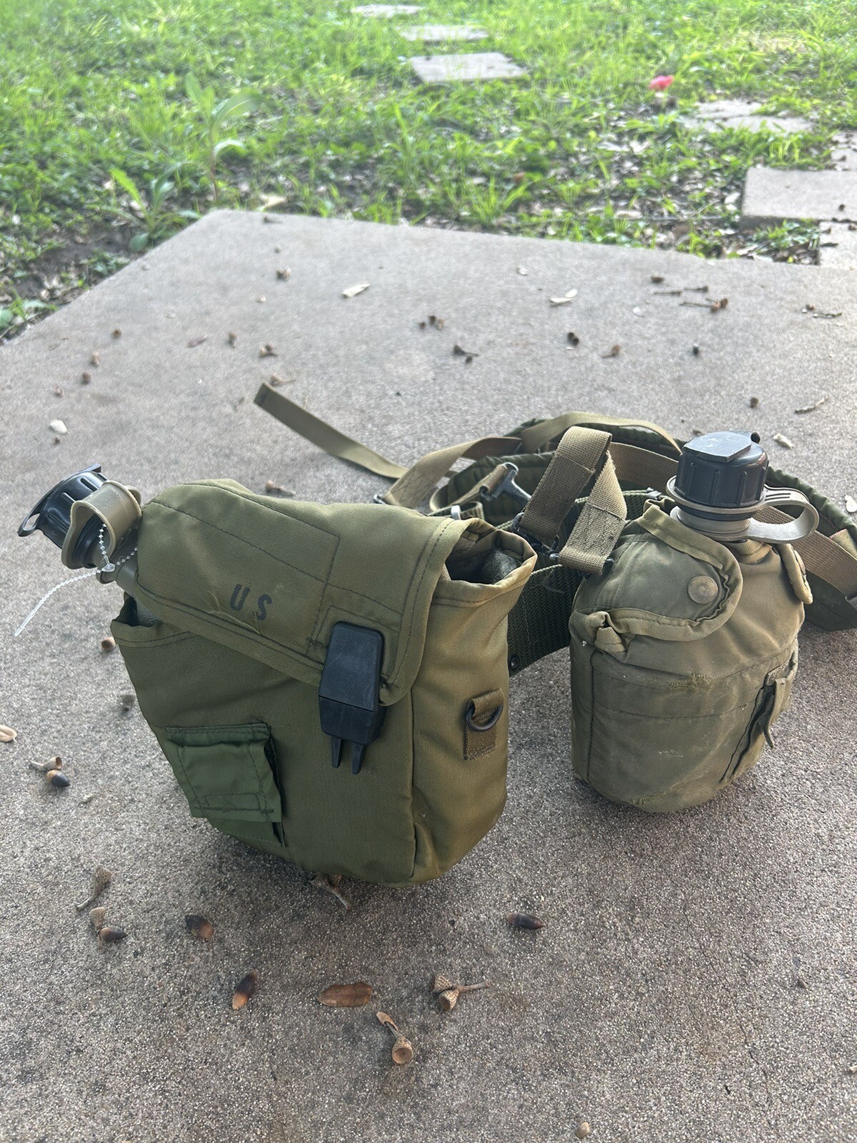 1960’s US Army  2 Canteens(1 Small, 1 Big) And A Belt.
