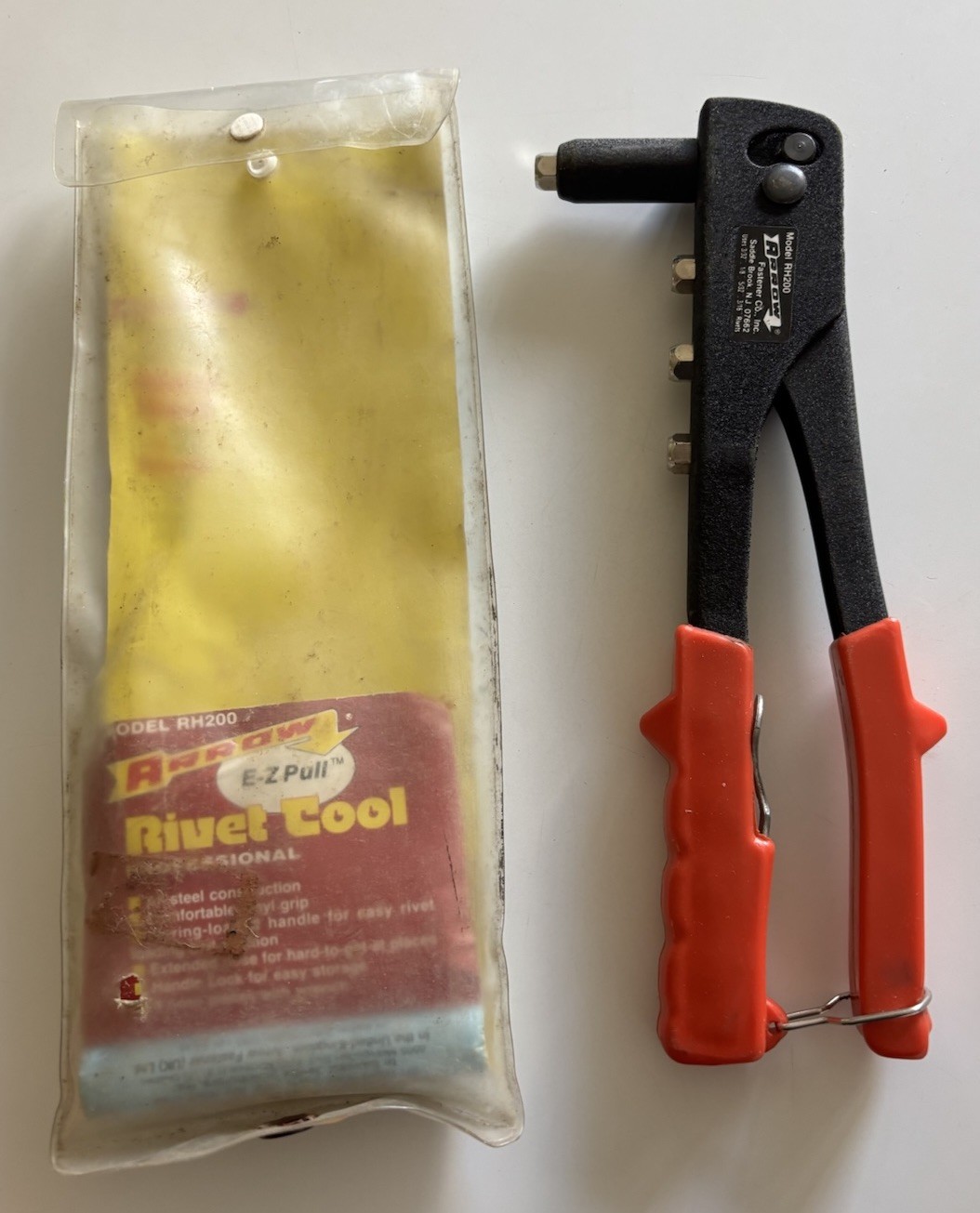 Arrow E-Z Pull Professional Rivet Tool RH200 w/4 Tips, Wrench, Orig. Pouch/Paper