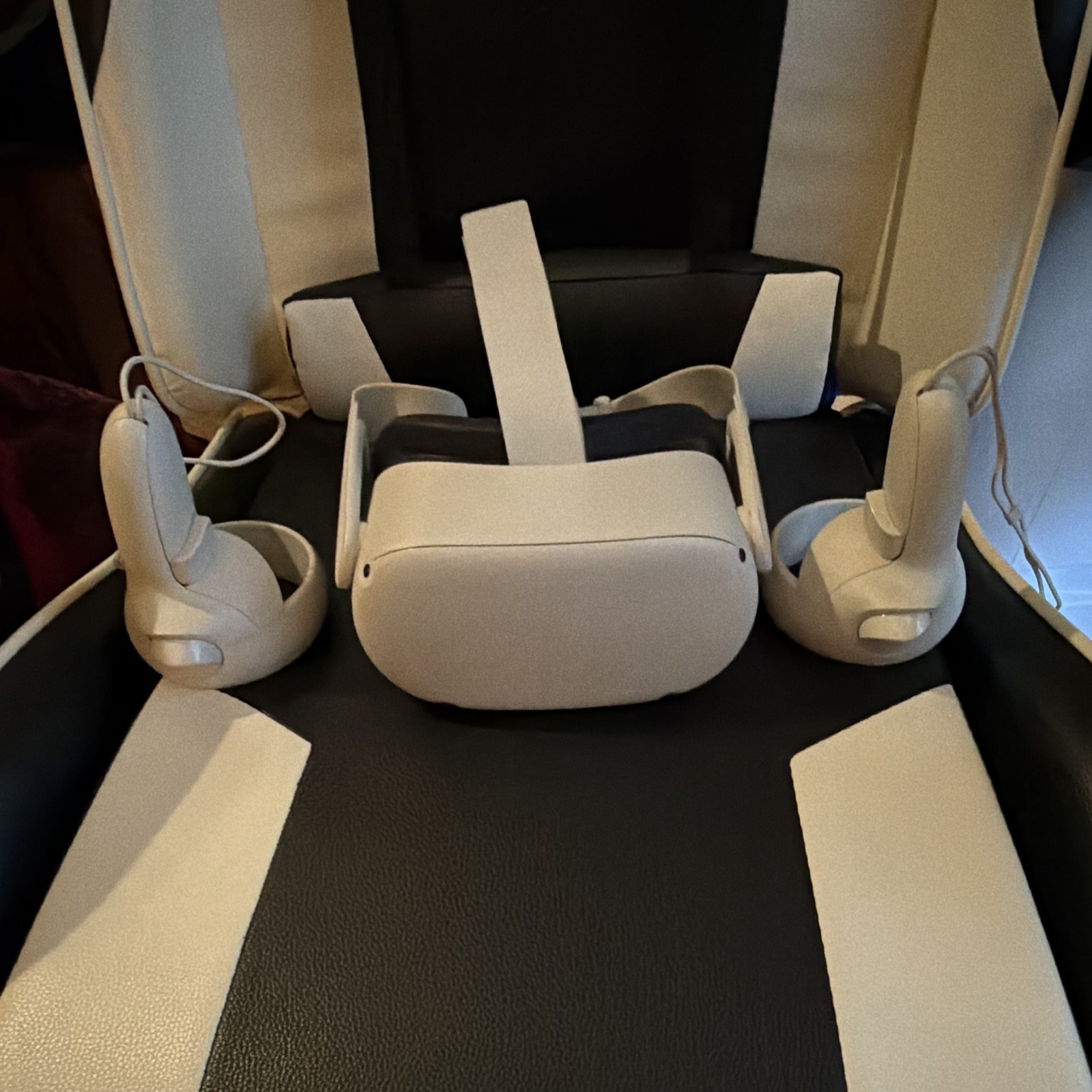 Meta Quest 2 VR headset plus controllers 🚨Hardly used 🚨 Perfect condition