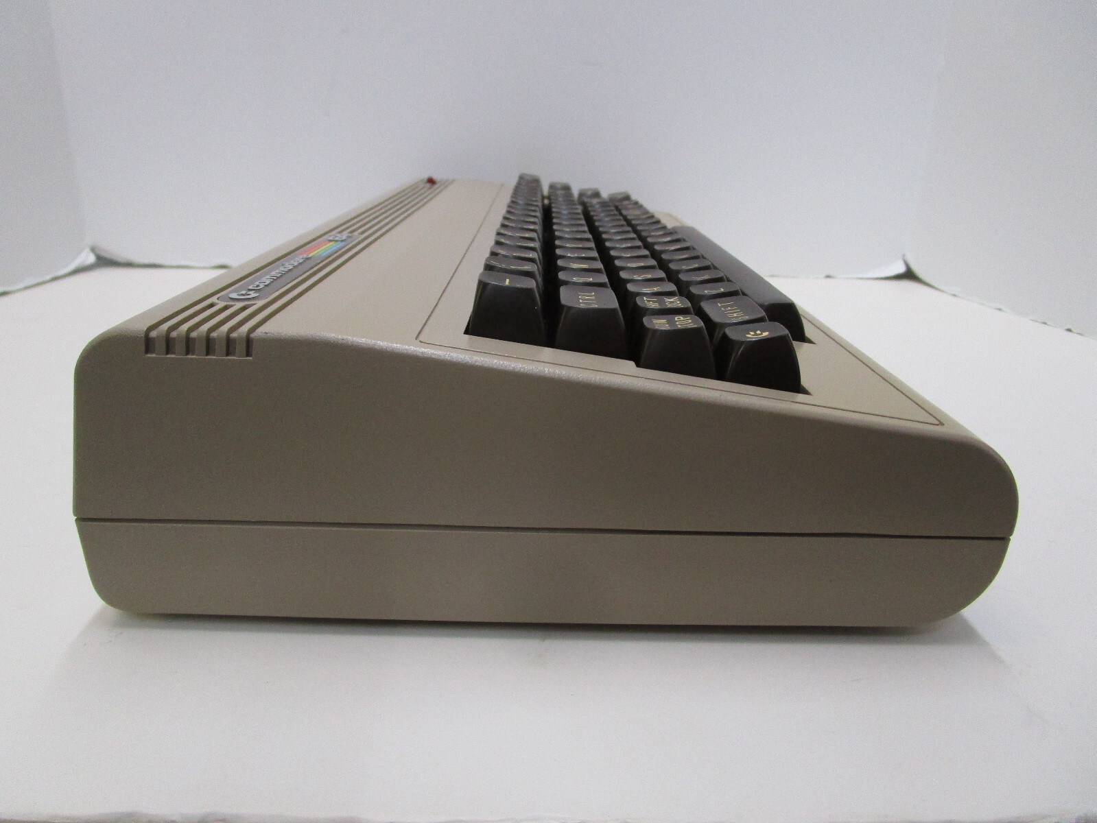 COMMODORE 64 COMPUTER 326298 HEATSINKS CERAMIC TESTED AND WORKING LOT #70