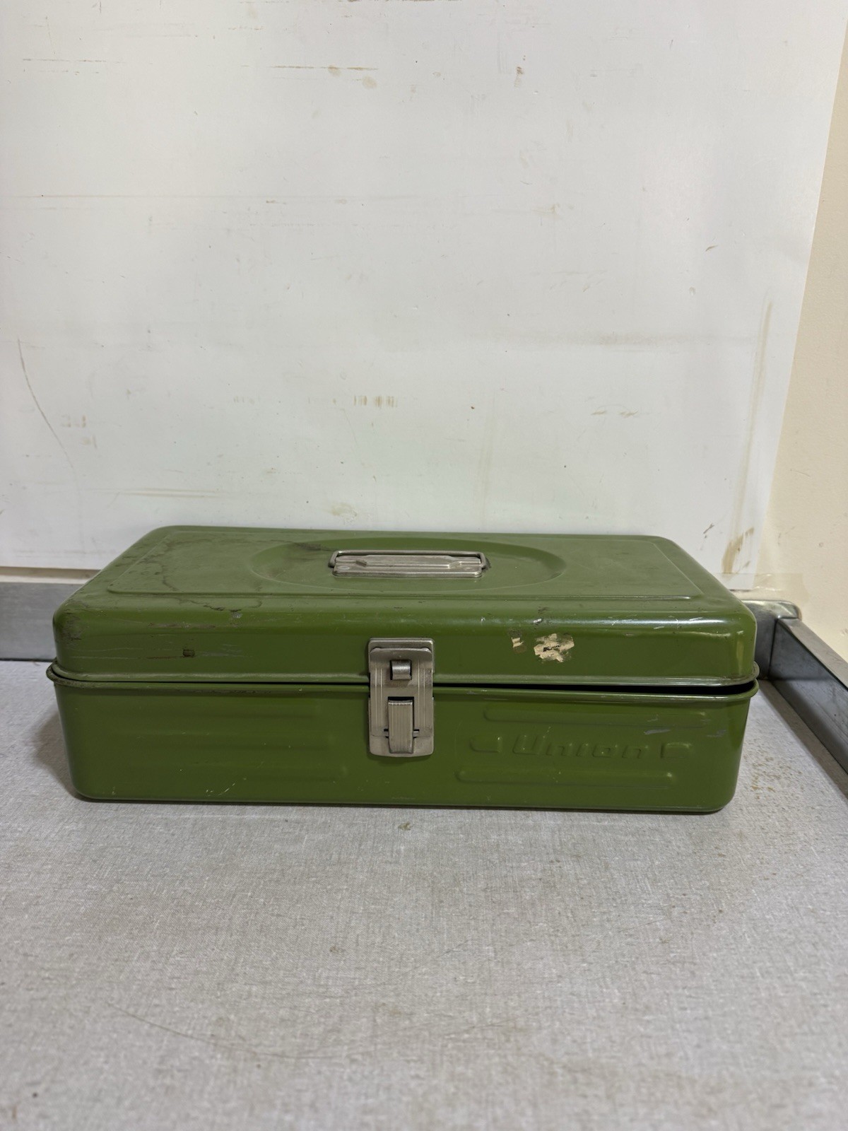 VINTAGE GREEN Union USA METAL FISHING TACKLE BOX