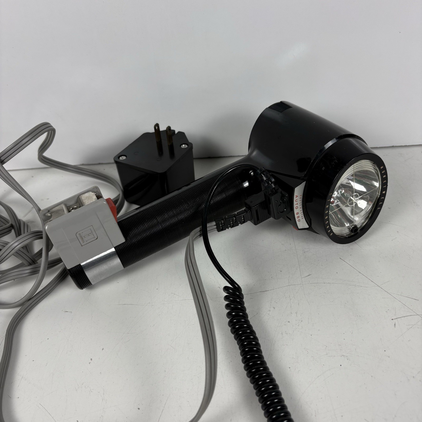 Vintage Honeywell Strobonar Pressmaster Auto 880 Flash Gun w Power Pack