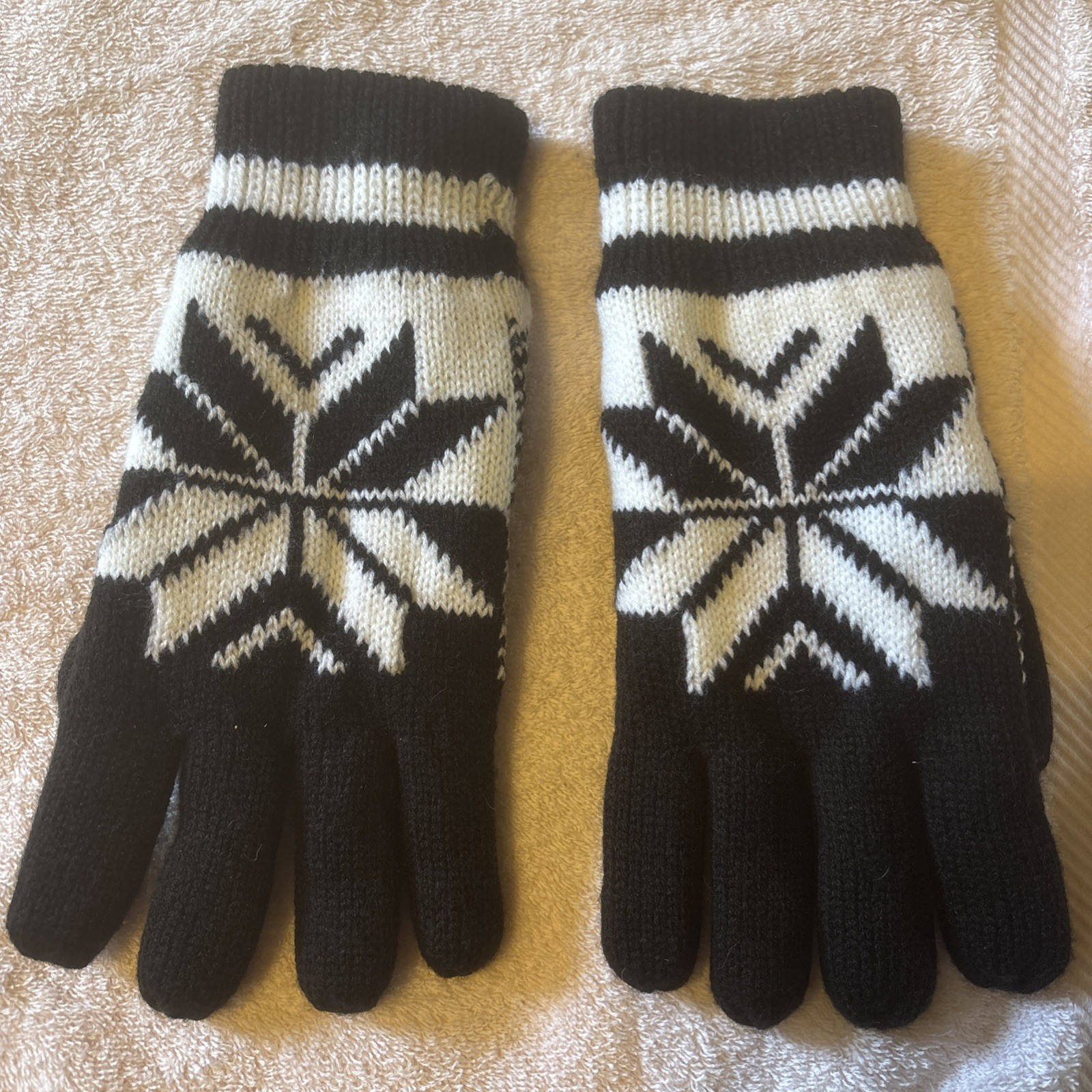 Pre-O/adult Unisex Sz. Med-Lrg.Black/White W/ Snowflake Winter Gloves/insulated