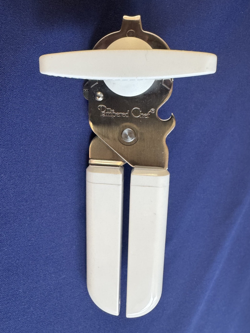 The Pampered Chef White Handheld Manual Can & Bottle Opener • Retired