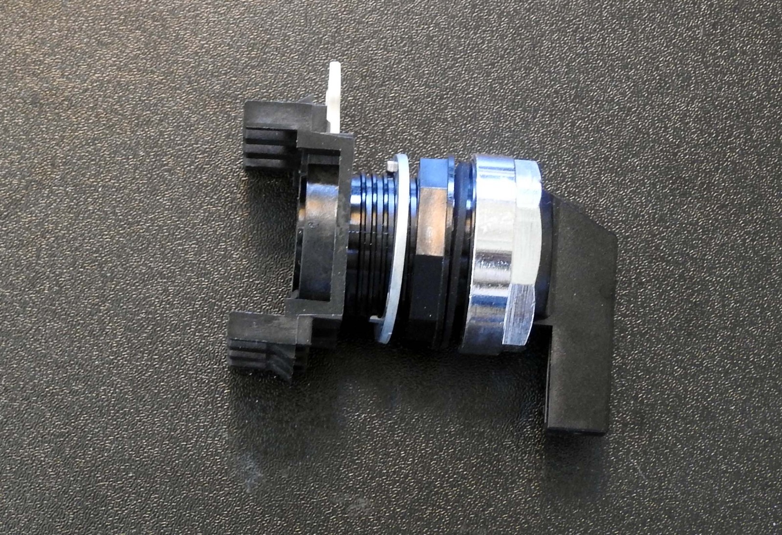 E22VL1 Cutler Hammer 3 pos. Selector Switch Operator, Spring Return to Center