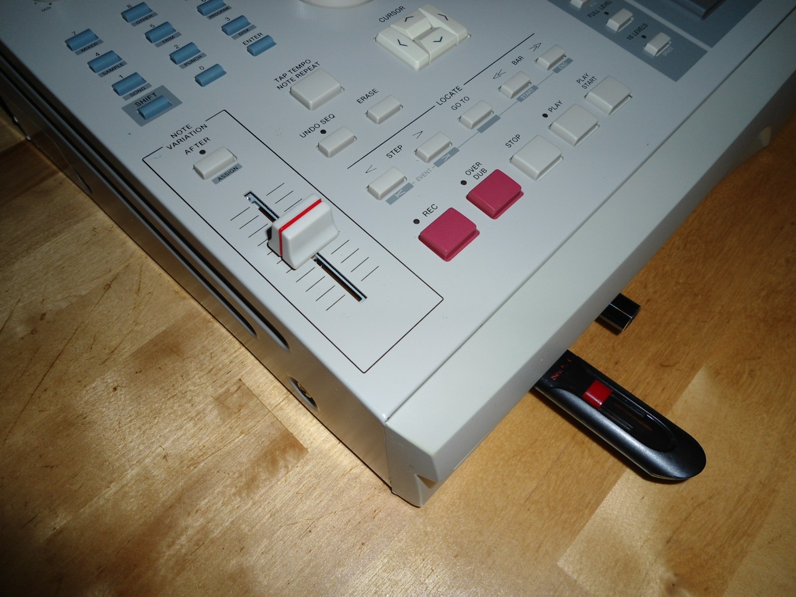 Fully Serviced Akai MPC 2000 w/USB Floppy Emulator 32MB RAM & Sample Kits