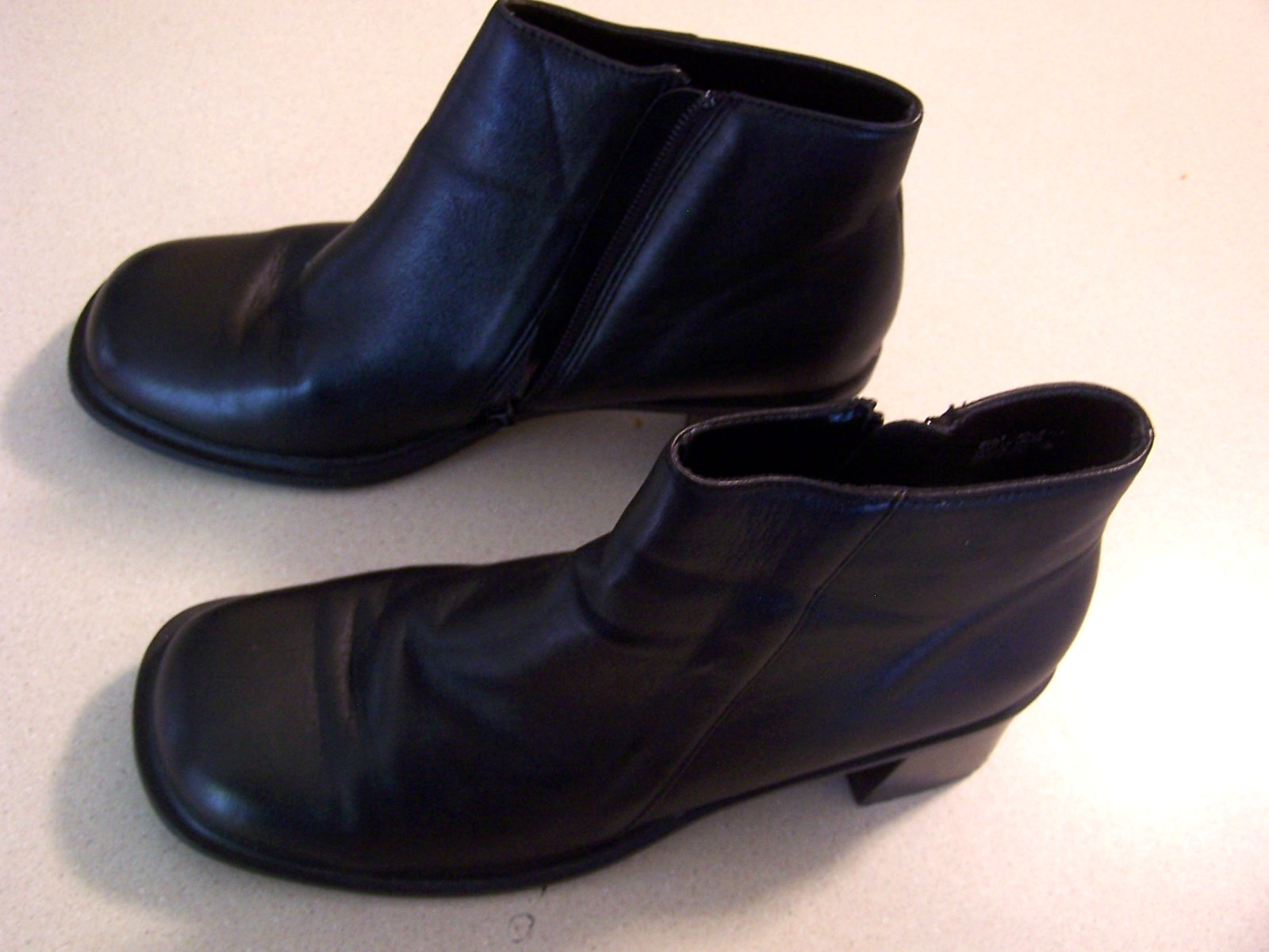 DANELLE BLACK LEATHER ANKLE BOOTS SZ 8.5 NICE PRE-OWNED CONDITION