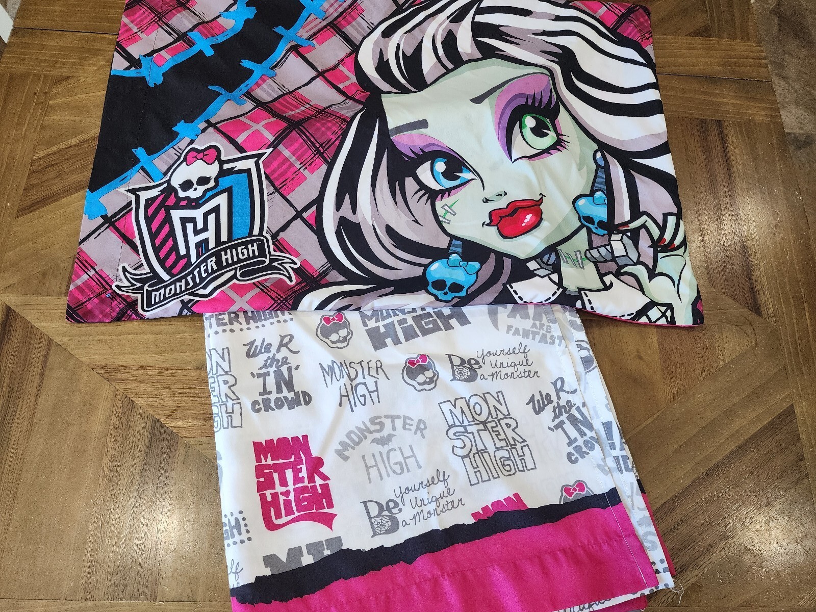 Monster High Flat Sheet and Pillow Case. Pink, White, Black