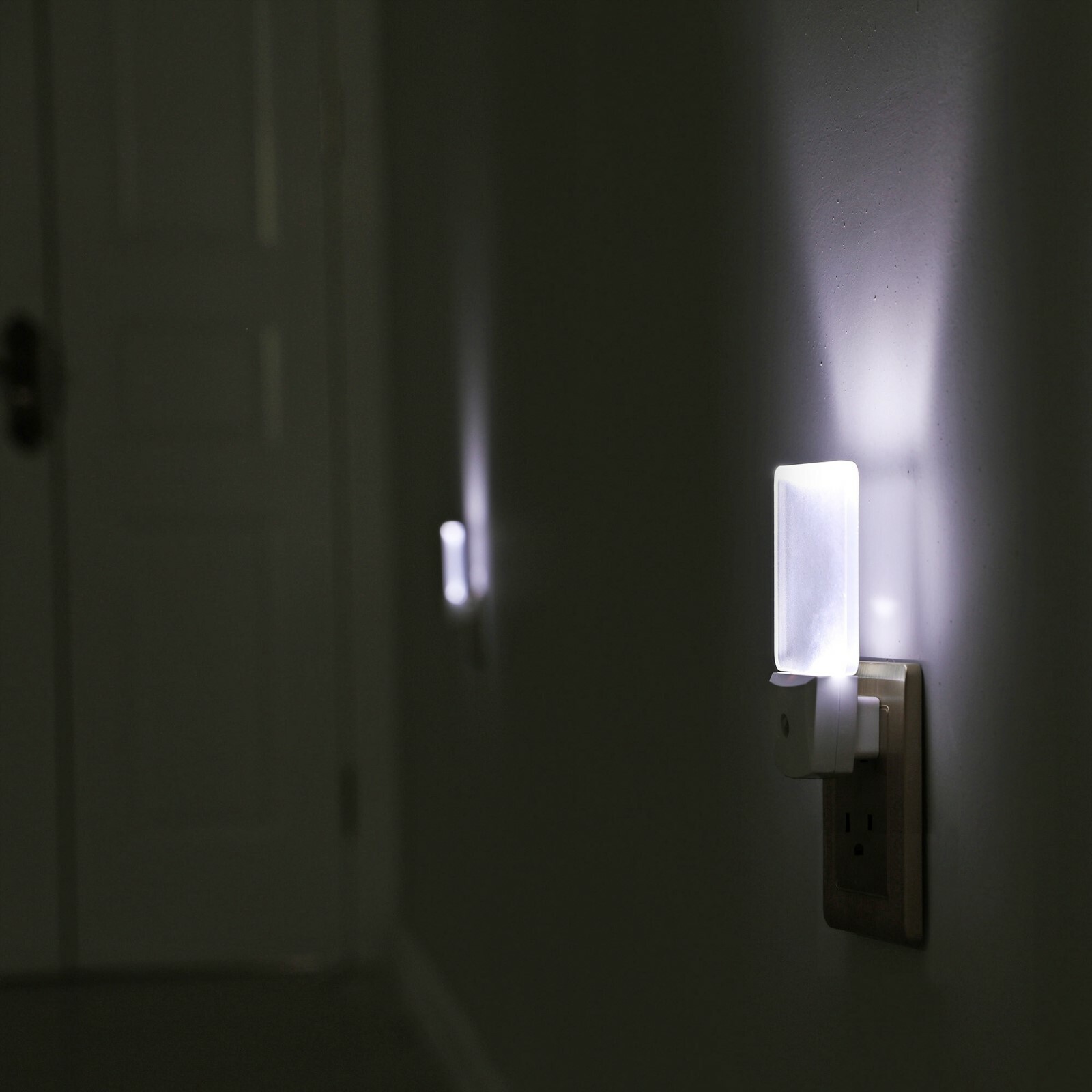 DEWENWILS Plug-in LED Night Light with Light Sensor Dusk-Dawn Bathroom Light