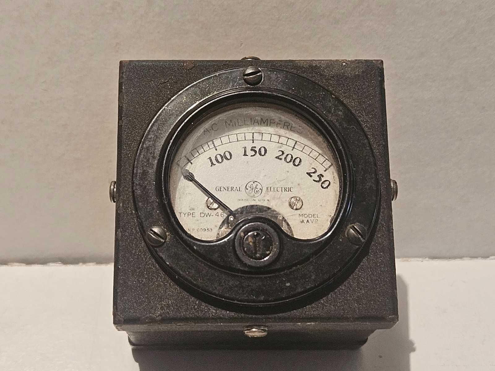 General Electric /  U S ARMY / Type DW-46 Panel Meter 0-250 AC Milliamperes