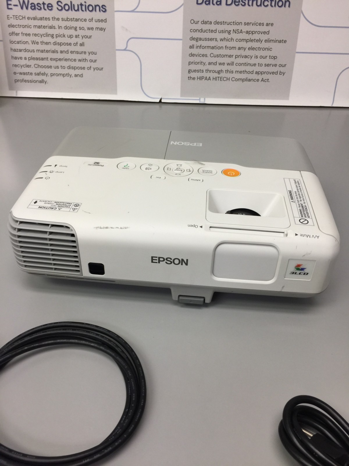 Epson PowerLite 92 LCD Projector model:H381A !!! TESTED!!!#624 LAMP HOURS LEFT !