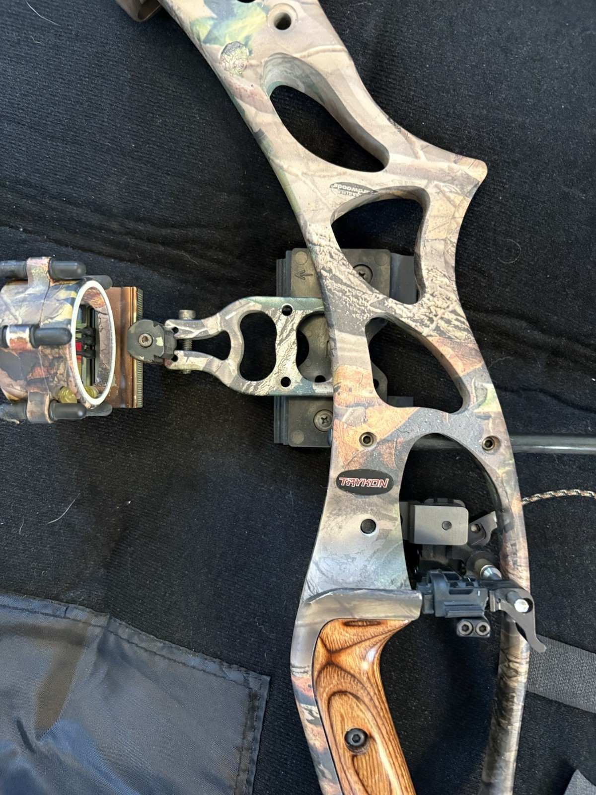 Hoyt Trykon RH Compound Bow 70lb With Accessories And Case