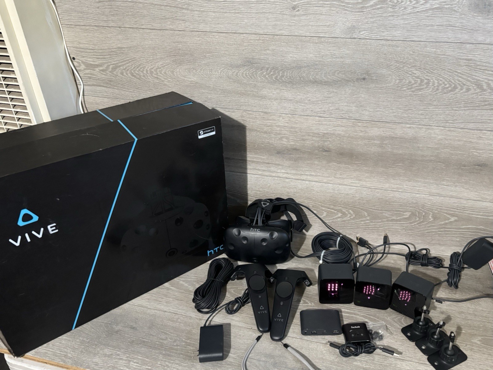 HTC Vive VR Full Headset Kit System Virtual Reality TURNS ON BUT UNTESTED AS-IS