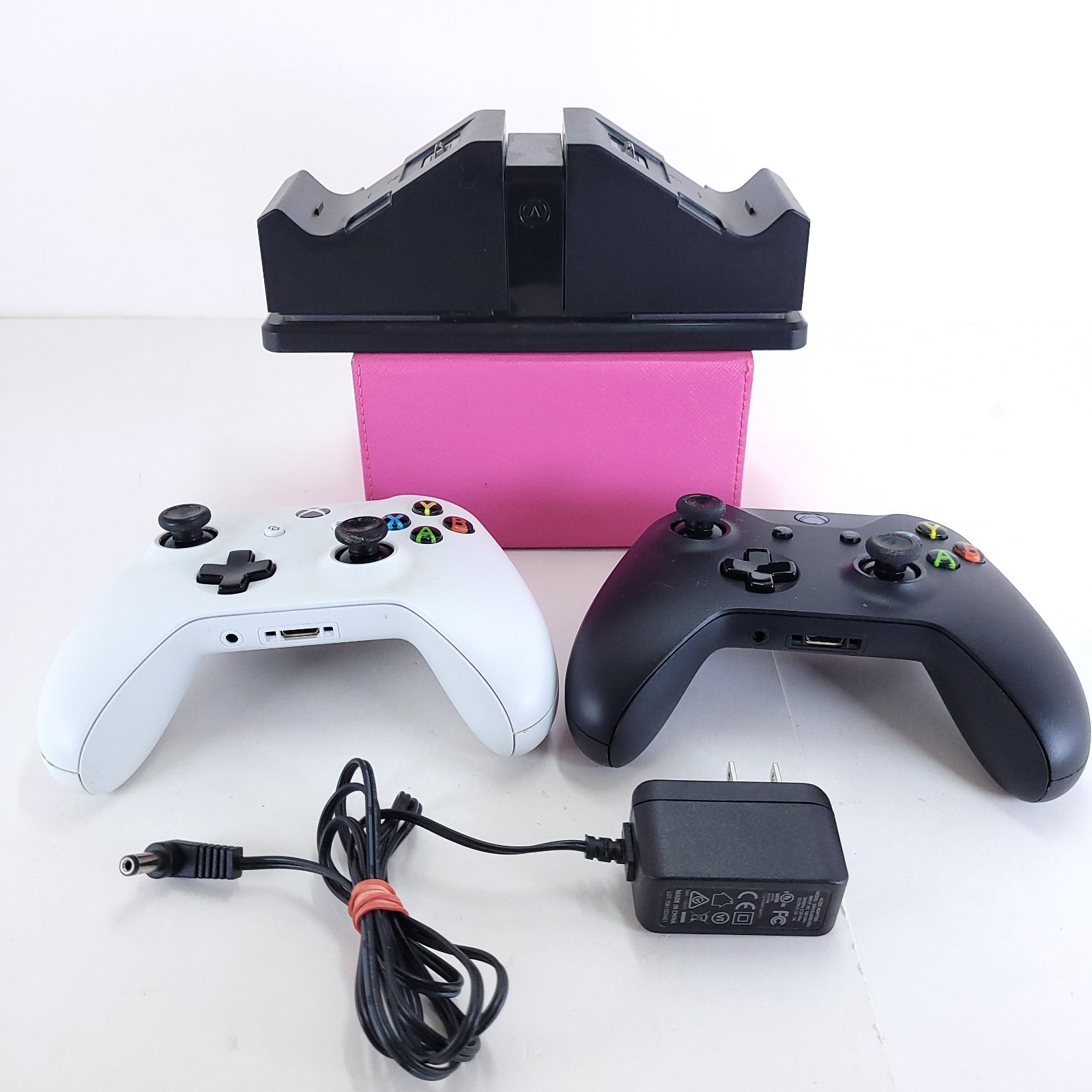 Xbox One PowerA Charging Controller Station CPFA114326-02 w/2 Controllers