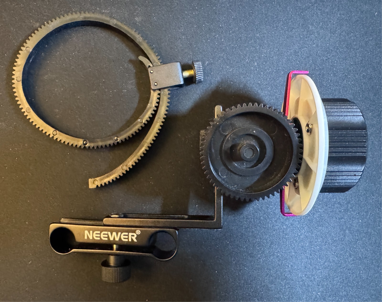 Neewer Follow Focus Digital Video Cameras Red for 15mm Rod Quick Release Clamp