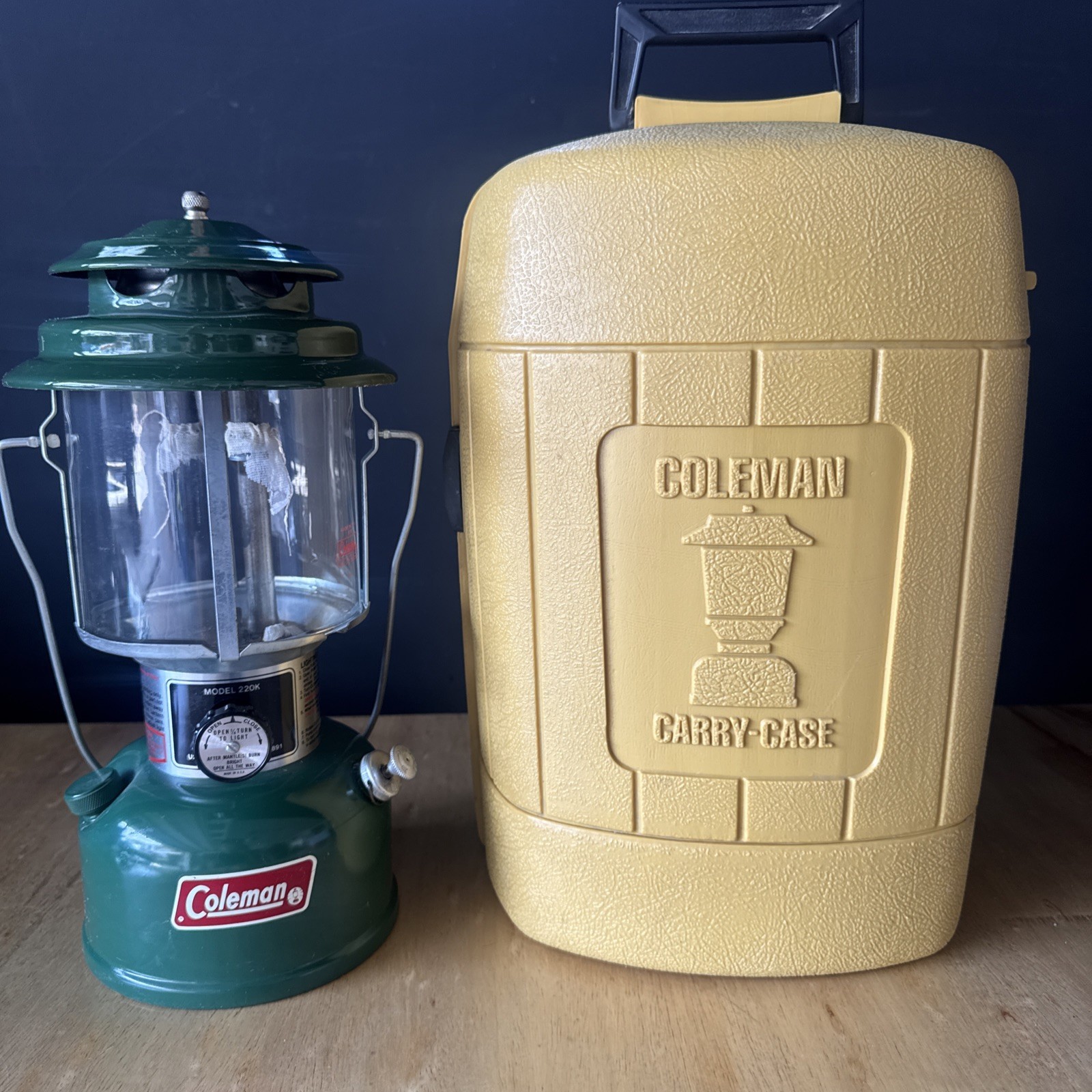 Coleman 2 Mantle 220H Lantern And Carrying Case Vintage Classic Camplight