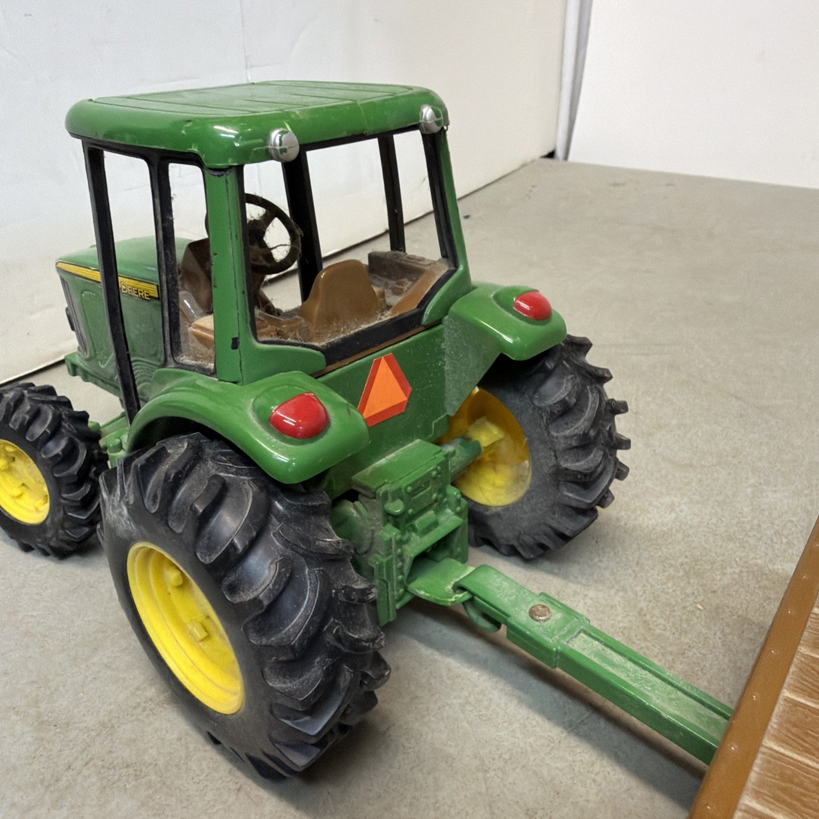 ERTL John Deere Tractor & Trailer 1759 Die Cast / Plastic