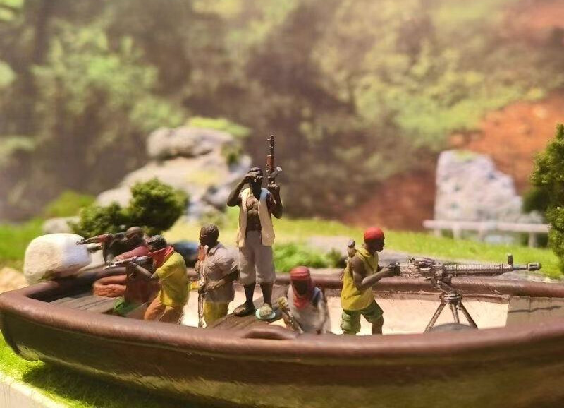 1:64 Painted Figure Model Miniature Resin Diorama Sand Fierce Bandits Robbery