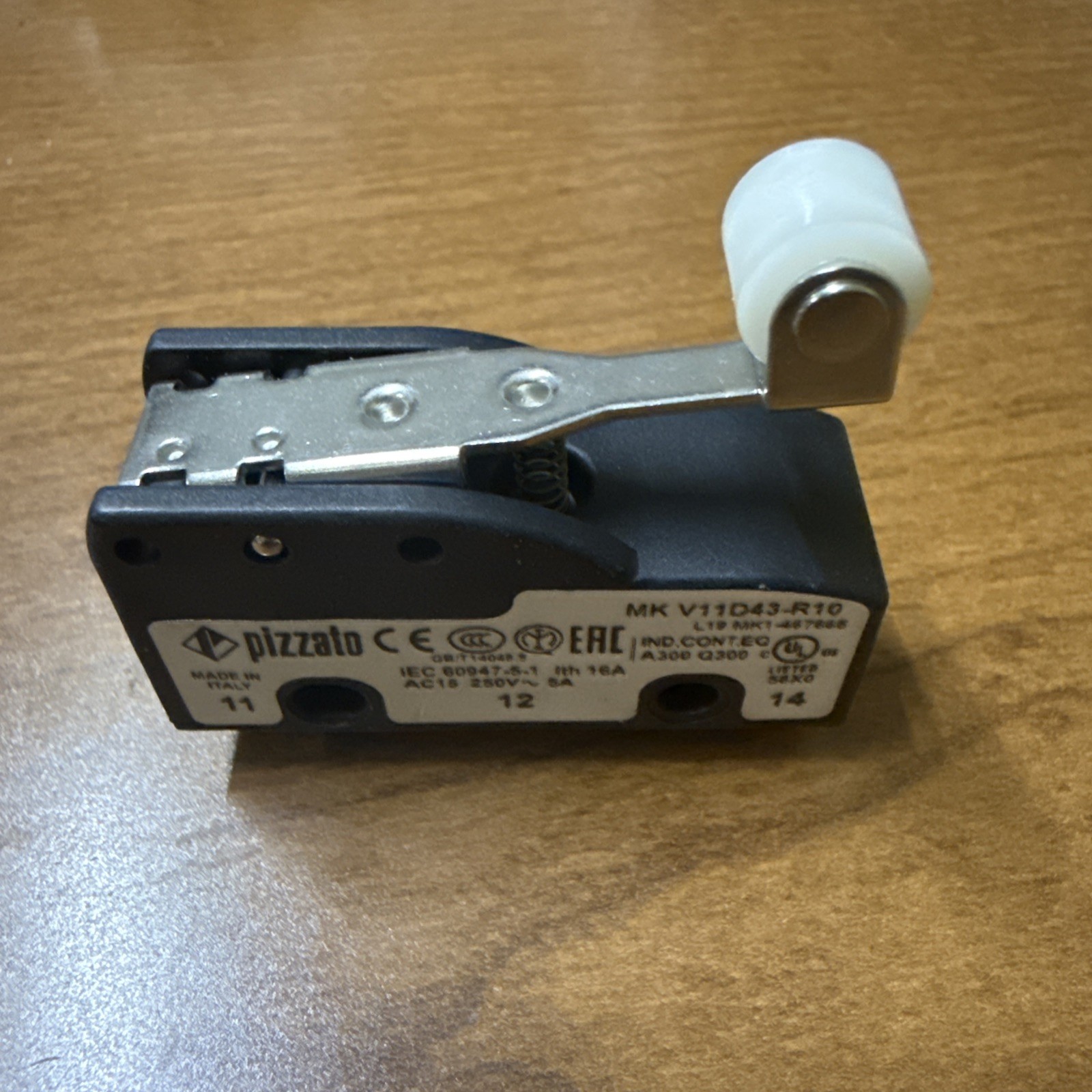 Pizzato Mk V11D43-R10 250V 5A Microswitch