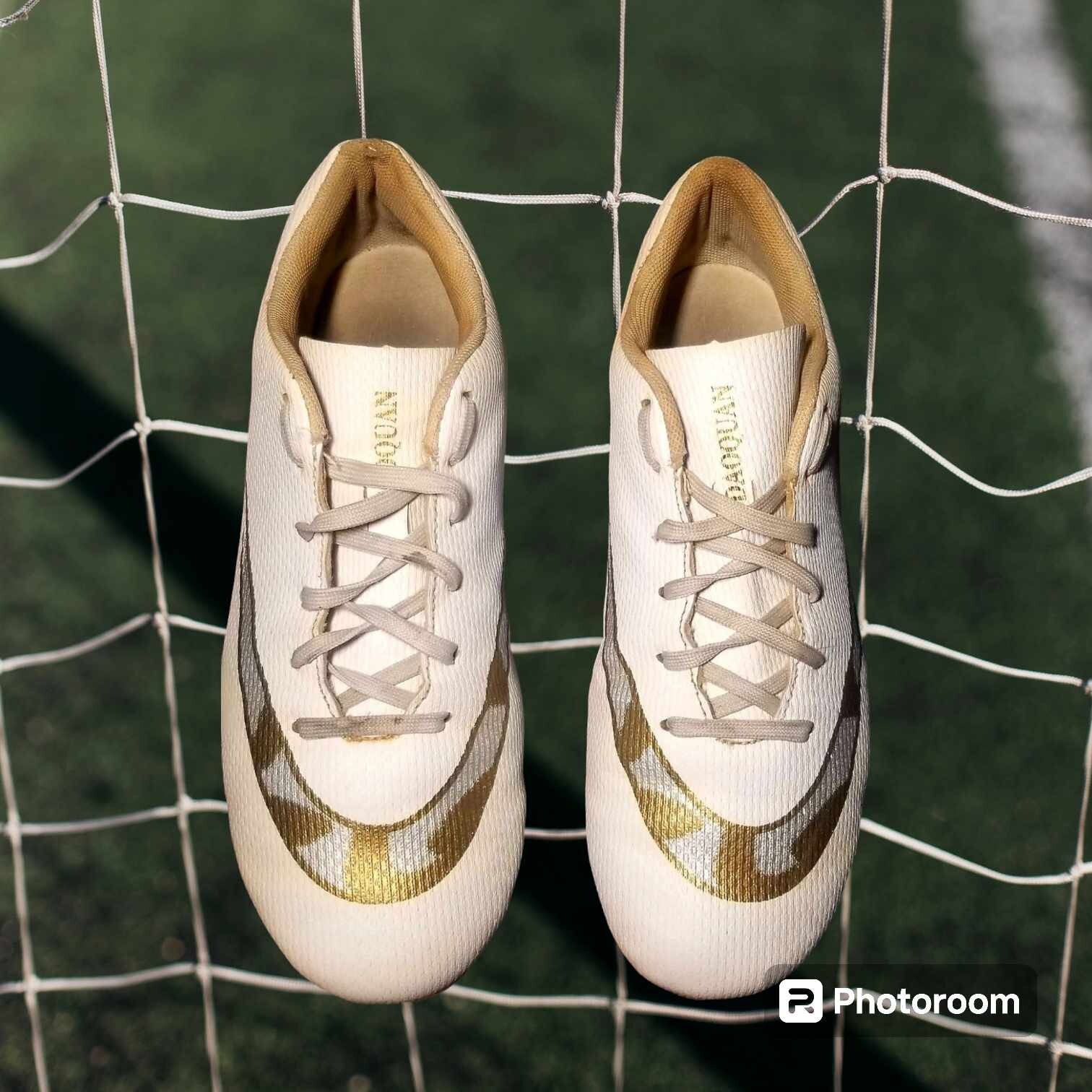 Daoquan Youth/Junior's Soccer/Football Cleats Big Kids Size 6. White/Gold.